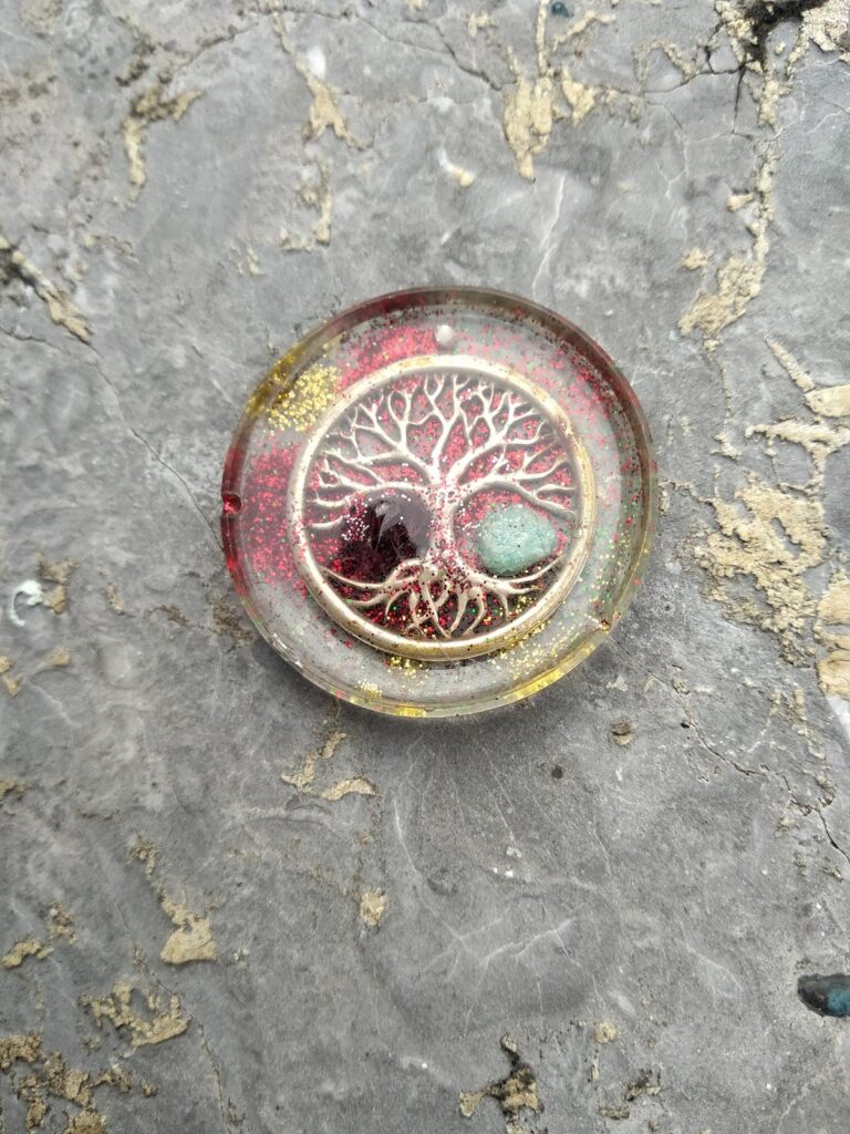 Orgonites portables sous forme de porte-clés ou de médaillons,