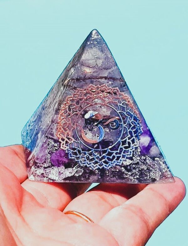 Orgonite ornée du symbole Aum ॐ, Cristal de Roche et Améthyste