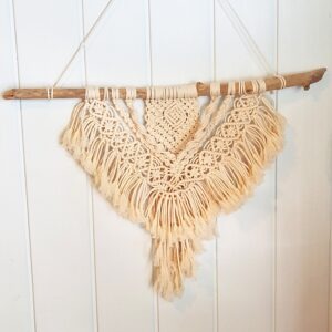 Macramé beige clair sur bois flotté