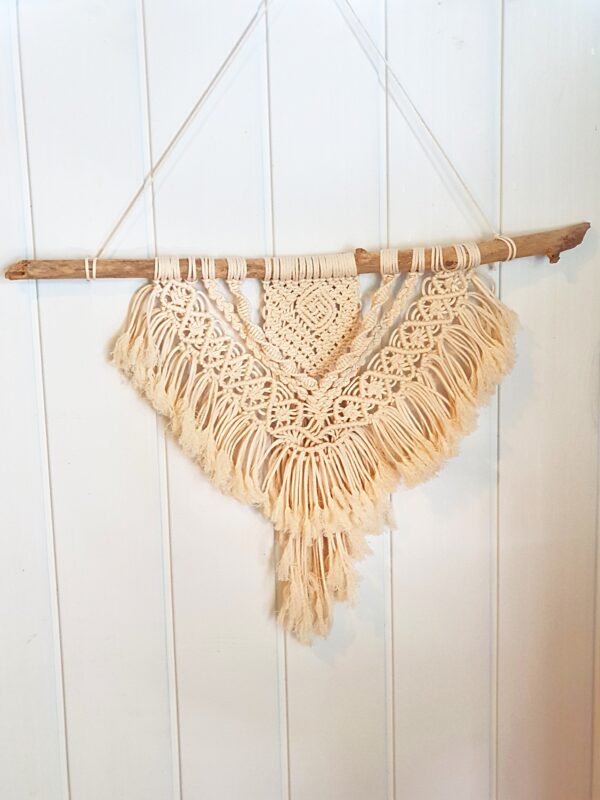 Macramé beige clair sur bois flotté – Image 2