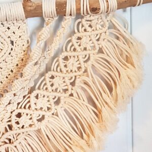 Macramé beige clair sur bois flotté