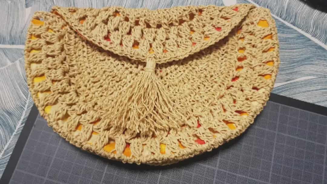 Pochette en raphia doublée de tissu polynésien